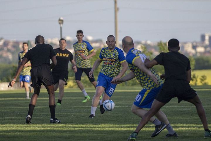 BBIN下载 · 球迷观赛（资料示意）